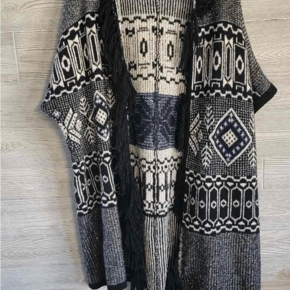 American Eagle Outfitters Black and White Poncho - Picture 2 of 10